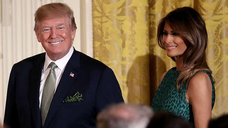 ¿Perejil? Unas hierbas brotan de la chaqueta de Trump y dejan perplejos a los internautas (FOTOS)