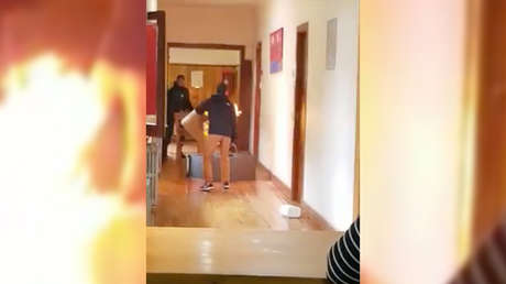 "¡Van a morir todos!": Prende fuego a la municipalidad enfurecido tras ser despedido (VIDEO)