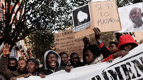 Cómo la muerte del vendedor senegalés puso al descubierto el doble rasero mediático en España