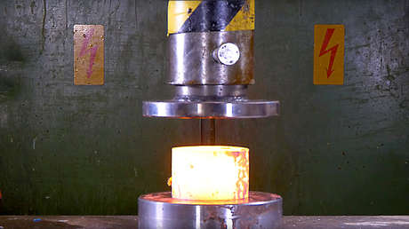 Otra vez la prensa hidráulica: ¿Podrá con estas piezas de acero al rojo vivo? (VIDEO)