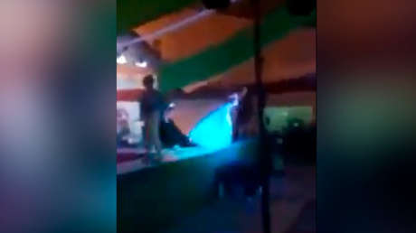 VIDEO: Pierde un concurso de belleza gay en México y empuja a la ganadora del escenario