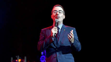 Comediante John Oliver trolea al vicepresidente Pence con una versión gay del libro sobre su conejo