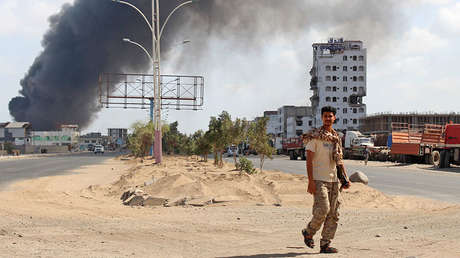 VIDEO: Los hutíes de Yemen alcanzan un caza de la coalición de Estados árabes