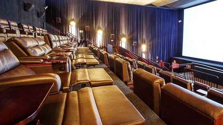 Muere al atascarse en la silla de un cine de Birmingham cuando intentaba recuperar su teléfono caído