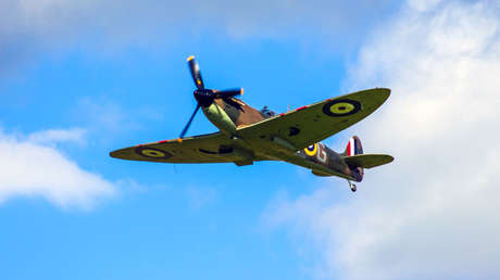 ¡Menudo susto!: Un piloto de acrobacias logra arrancar de nuevo su avión en pleno vuelo
