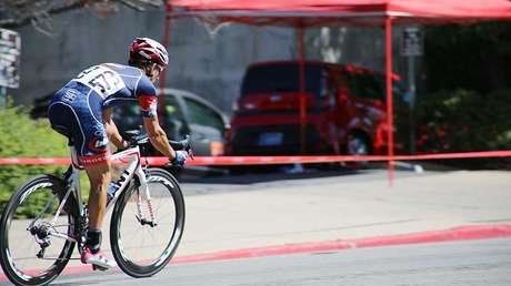 Un campesino sin equipo queda segundo en una carrera de ciclismo de altura