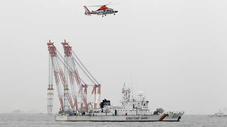 Rescatistas surcoreanos tratan de salvar a 192 personas de un barco que chocó contra una roca