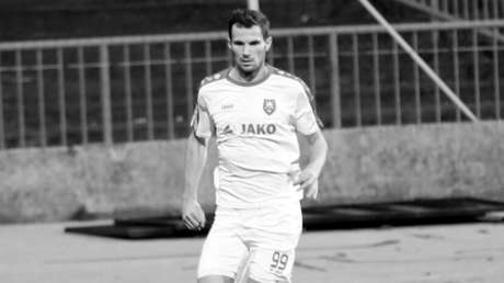 VIDEO: Jugador de fútbol muere tras recibir un pelotazo en el pecho 