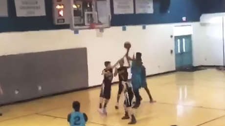 VIDEO: Los increíbles triples de un adolescente sin brazos que dejan atónito al público