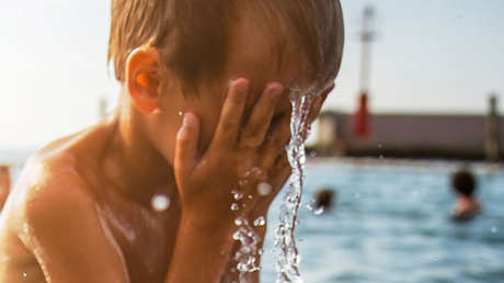 VIDEO: Una mujer arroja a un niño a un canal en medio de una pelea callejera