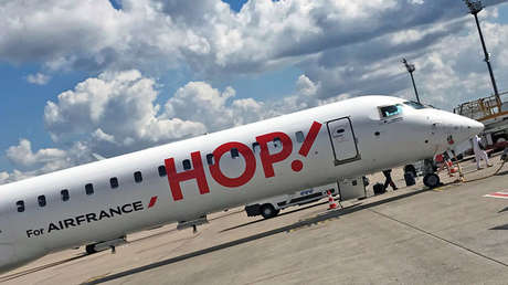 FOTOS: Un avión con 48 personas sufre graves daños en pleno vuelo sobre Francia