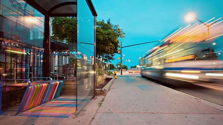 FUERTE VIDEO: Un hombre se desmaya en plena vía y un autobús le pasa por encima