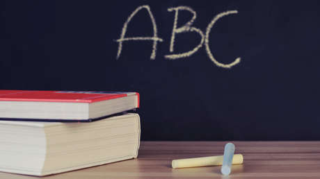 Suspenden a una maestra colombiana que les quitaba la merienda escolar a los niños y los golpeaba