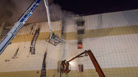 Un fotógrafo con una máscara antigás rescató a unos 30 niños durante el incendio en Kémerovo