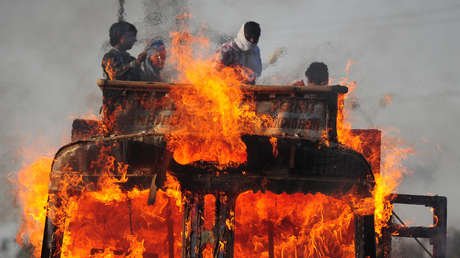 VIDEO: Heroico conductor saca un camión cisterna en llamas de un pueblo, salvando miles de vidas