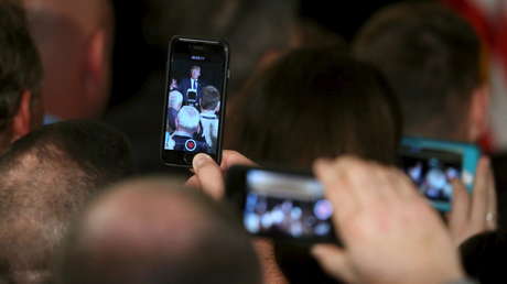 Un autor de 'Star Trek' predijo los 'smartphones' y el peligro que conllevan