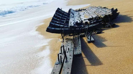 "El Santo Grial de las naves hundidas": Hallan un posible barco del siglo XVIII en una playa (VIDEO)