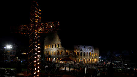 VIDEO: El papa Francisco encabeza la celebración del Viernes Santo en Roma