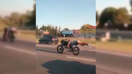 VIDEO: Un motociclista maneja acostado a lo 'Superman' a 130 km/h