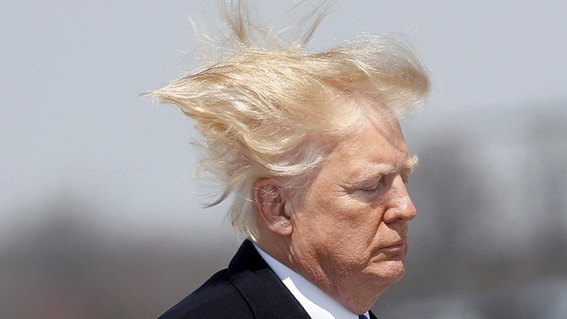 ¿Estilo Gokú?: Se viraliza un incómodo video en que la melena de Trump se 'escapa'