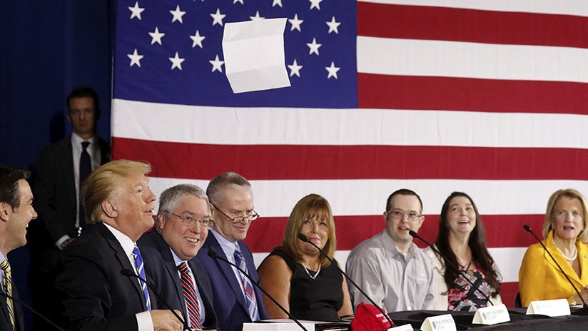 "¡Al diablo con esto, es aburrido!": Trump tira al suelo un discurso que iba a leer (VIDEO)