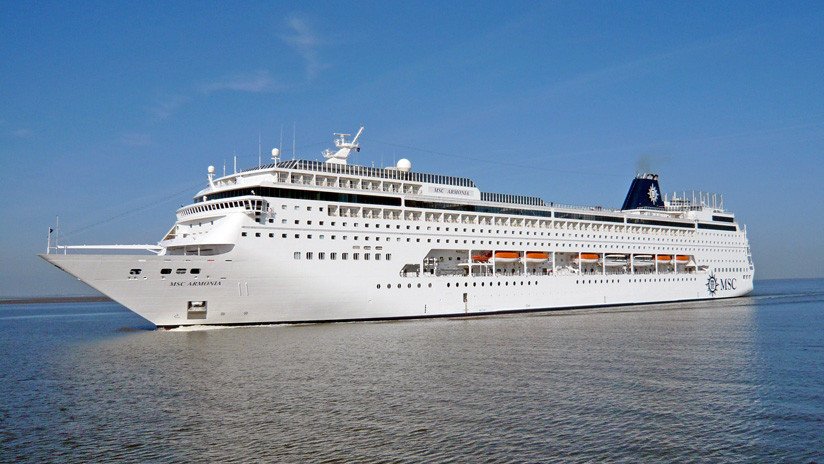 VIDEO: Un enorme crucero embiste un muelle en el Caribe