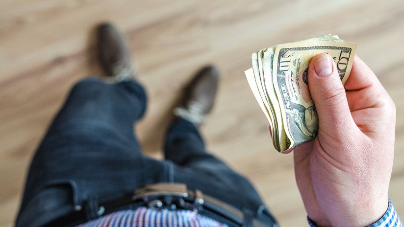 VIDEO: Una ráfaga de viento se lleva el dinero que acababa de robar un ladrón