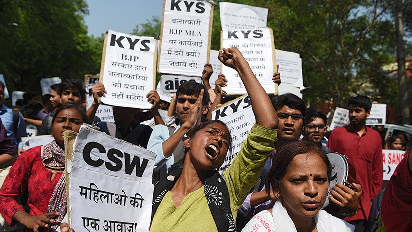 Una adolescente india intenta quemarse viva después de ser violada por un político