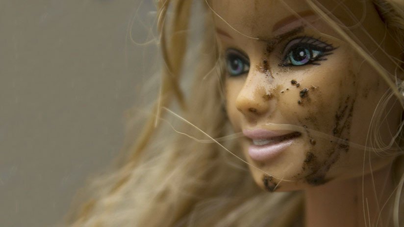 Una periodista polaca termina 'bañada' de barro y reacciona de manera perfecta (VIDEO)