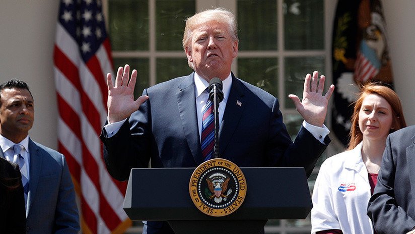 Trump afirma que no despidió a Comey por la "falsa investigación sobre Rusia"