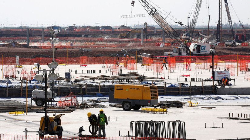 Carlos Slim y López Obrador chocan por el aeropuerto que acapara la contienda presidencial en México