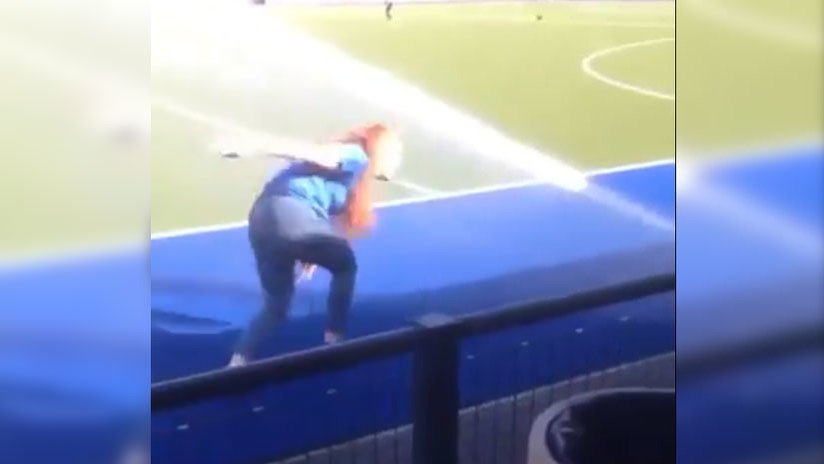 VIDEO ÉPICO: Aficionada salta a un campo de juego pero el destino le niega la gloria (dos veces)