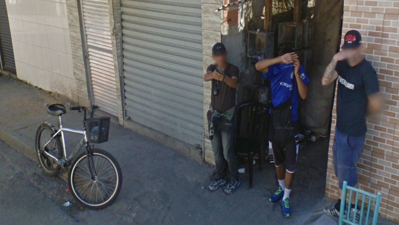 Un hombre apunta con su arma a las cámaras de Google Maps en Brasil