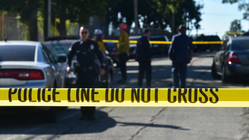 EE.UU.: Un indigente apuñala en el cuello a un hombre que tenía a su hija en el regazo