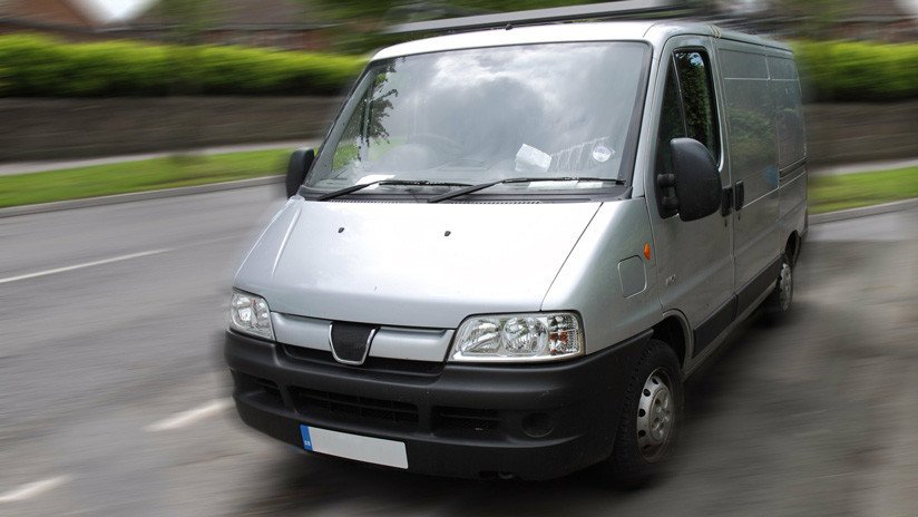 VIDEO: Un bebé sale volando de un vehículo en una concurrida calle y sus padres ni se dan cuenta