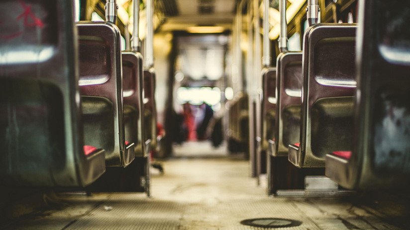 Perú: Un hombre rocía con gasolina y prende fuego a una mujer en un autobús