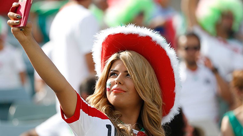 Cinco aficionadas iraníes se disfrazan de hombre para colarse en un estadio de fútbol (FOTO)