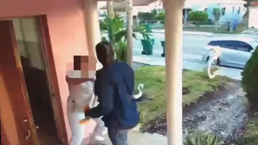 VIDEO: Un hombre intenta violar a una mujer en la puerta de su casa (dos veces)