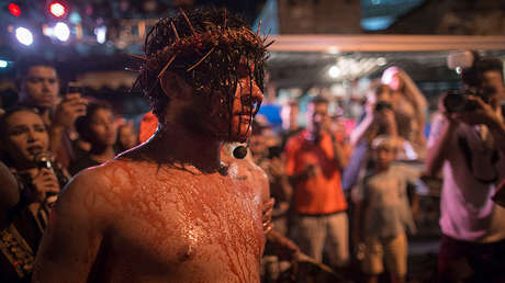 VIDEO ÉPICO: Hombre intenta 'salvar' a Jesús de la cruz y agrede a un actor el Viernes Santo