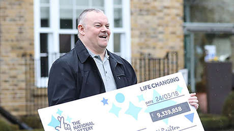 Un británico gana 13 millones de dólares en la lotería y se burla de su expareja