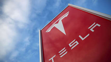 Las acciones de Tesla se hunden tras un accidente mortal y bromas sobre su bancarrota