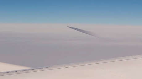 "Un objeto gris suspendido en el aire": Pasajeros de un avión filman un ovni sobre el Egeo (VIDEO)