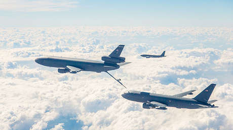 VIDEO: Un avión cisterna abastece a otro igual en pleno vuelo