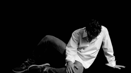 VIDEO: Empresario muere en un escenario tras bailar demasiado por recibir un premio