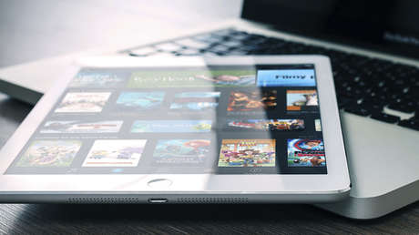 Multimillonario de 94 años pierde la voz y se comunica con 3 botones del iPad: "sí", "no" y "j***te"