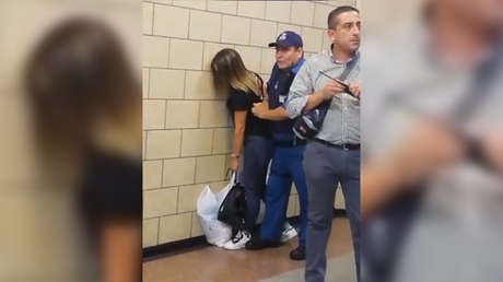 "No te vas a ir": Trabajadores del metro de Santiago de Chile agreden a una pasajera (VIDEO)