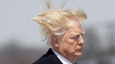 ¿Estilo Gokú?: Se viraliza un incómodo video en que la melena de Trump se 'escapa'