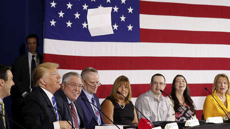 "¡Al diablo con esto, es aburrido!": Trump tira al suelo un discurso que iba a leer (VIDEO)