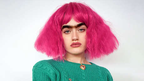 FOTOS: Una modelo famosa por su 'uniceja' negra sufre críticas en la Red