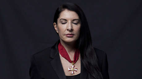 '¿Pero qué rayos es esto?': La artista Marina Abramović se electrocutará con un millón de voltios